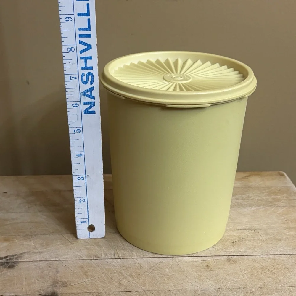Tupperware vintage yellow